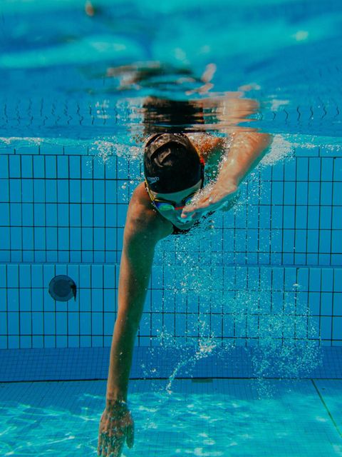 Schwimmen: Lisa Frieda Cossham krault im Becken