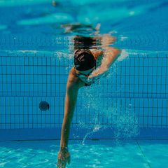 Schwimmen: Lisa Frieda Cossham krault im Becken