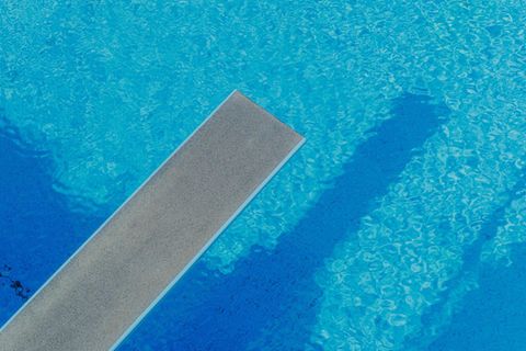 Schwimmen: Sprungbrett im Freibad