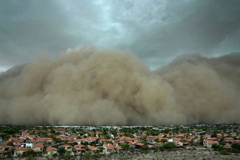Ein gigantischer Staubsturm legte sich über den Großraum Phoenix. Foto: Ross D. Franklin/AP/dpa