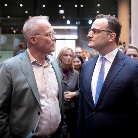 Jens Spahn und Matthias Miersch stehen sich gegenüber