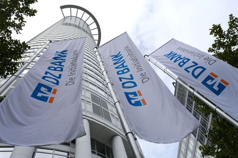 Rückenwind durch das erste Halbjahr: DZ Bank erhöht Gewinnerwartungen für 2025 (Archivbild) Foto: Arne Dedert/dpa