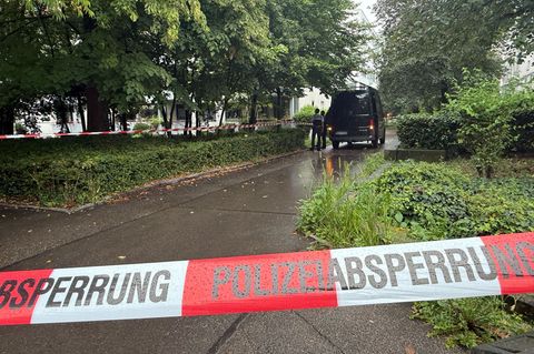 Flatterband der Polizei am Einsatzort: Hier schoss die Polizei am vergangenen Donenrstag auf den Mann. (Archivbild) Foto: Nico P