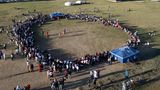 Mongolei: Zuschauer bilden einen großen Ring um die Kämpfer