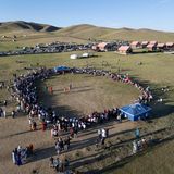 Mongolei: Zuschauer bilden einen großen Ring um die Kämpfer
