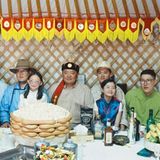 Mongolei: Rennpferdbesitzer Mandakh Munkhbat, 60, mit seinen zehn Kindern am Essenstisch