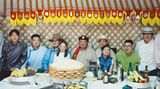 Mongolei: Rennpferdbesitzer Mandakh Munkhbat, 60, mit seinen zehn Kindern am Essenstisch
