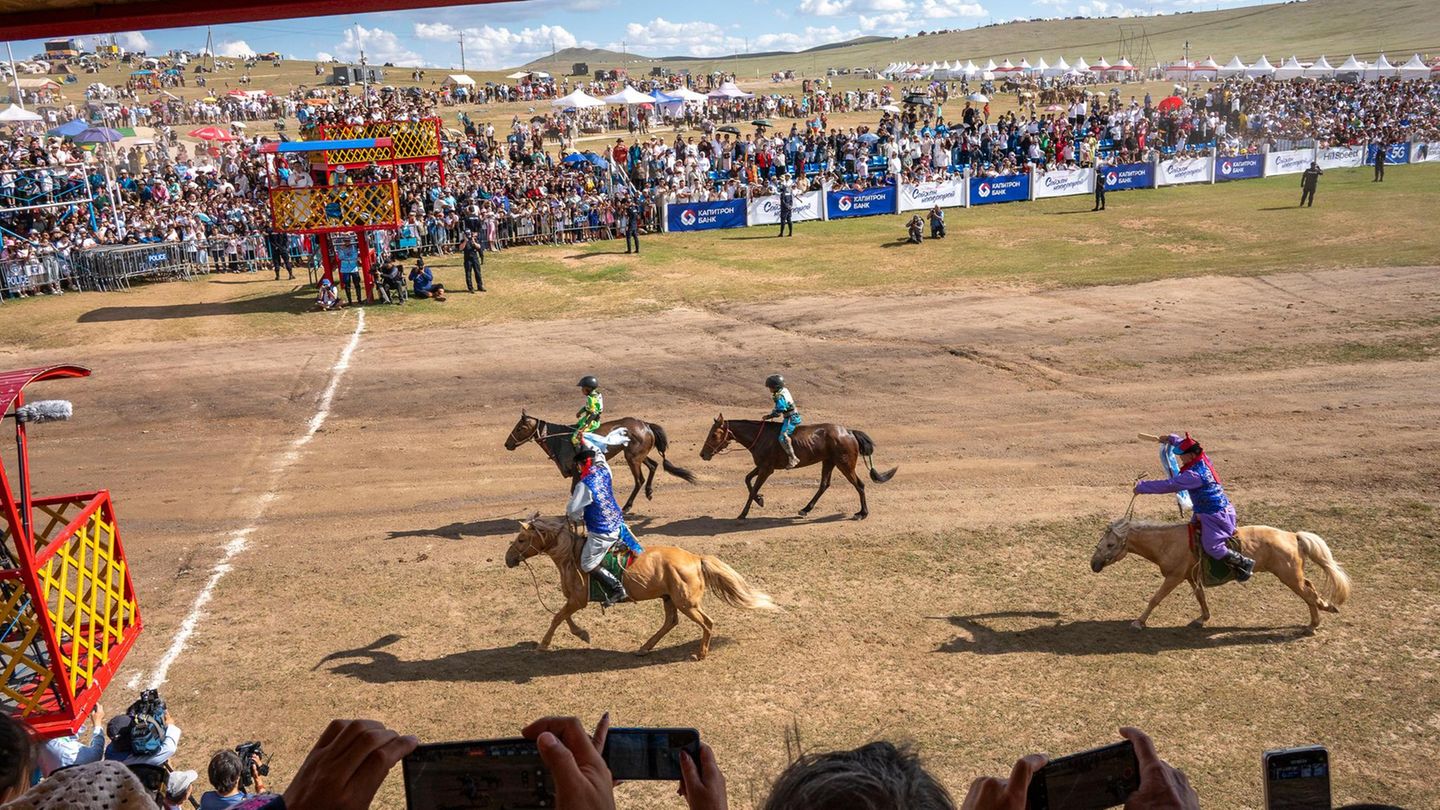Mongolei: Kinderjockeys reiten auf ihren Pferden auf die Zielgerade zu