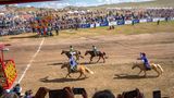 Mongolei: Kinderjockeys reiten auf ihren Pferden auf die Zielgerade zu