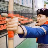 Mongolei: Bogenschützin Nyamsuren spannt ihren Bogen und zielt