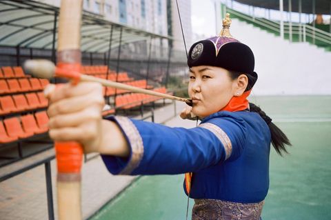 Mongolei: Bogenschützin Nyamsuren spannt ihren Bogen und zielt