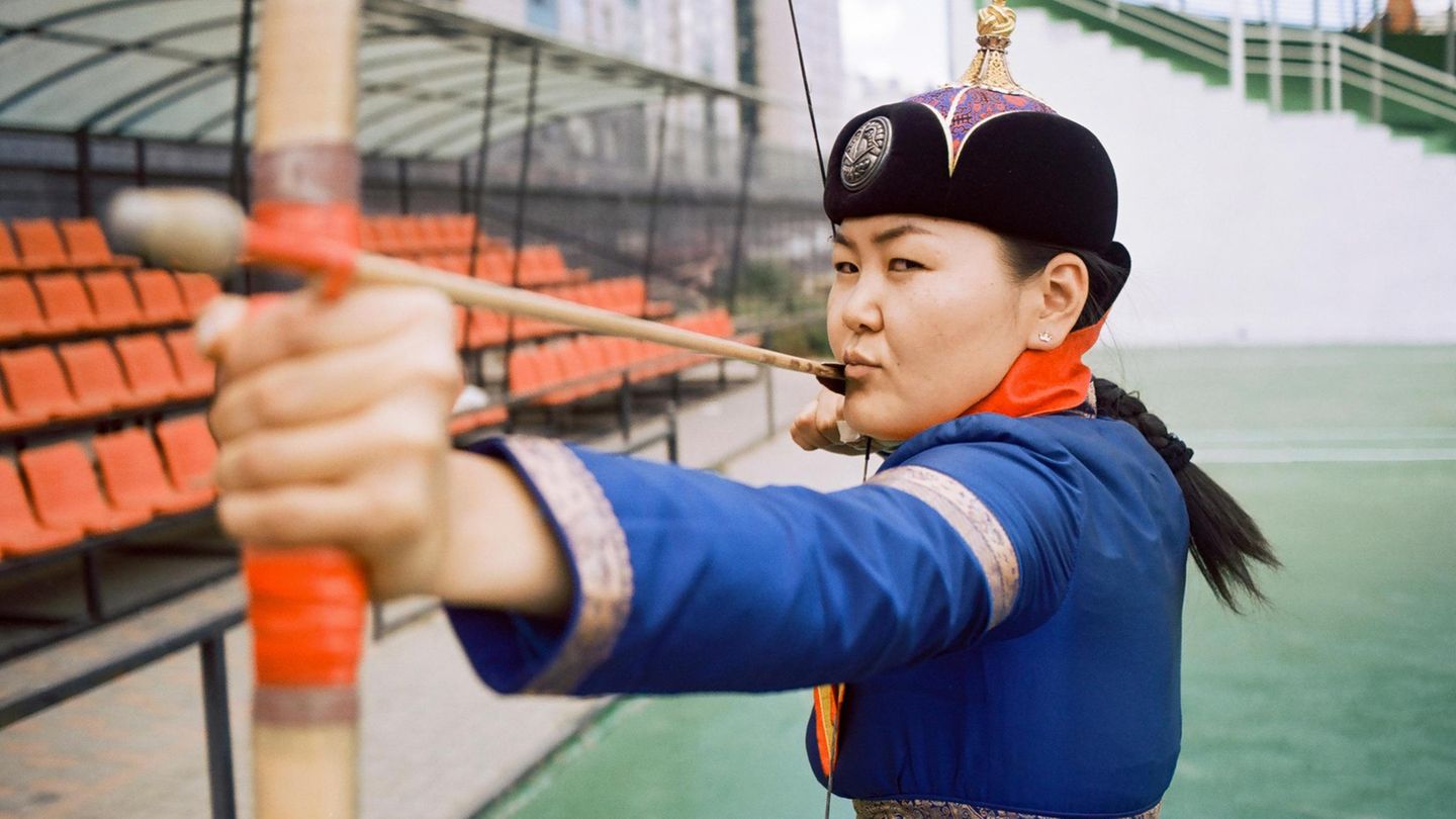 Mongolei: Bogenschützin Nyamsuren spannt ihren Bogen und zielt