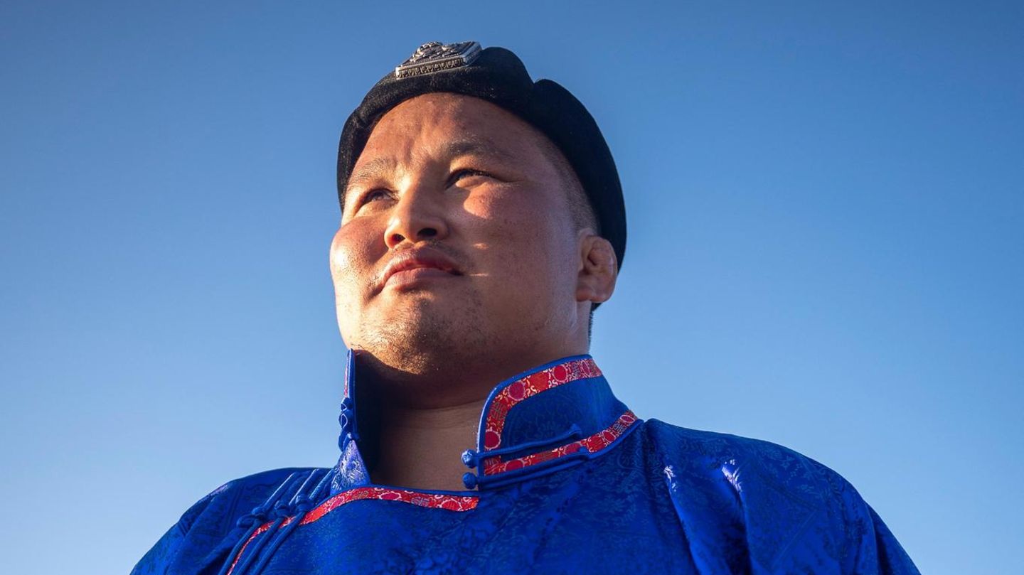 Monoglei: Ring-Champion Ösökhbayar in blauer Kleidung