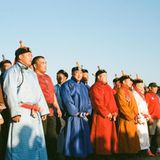 Mongolei: Ringer singen ihre regionalen Hymnen in traditionellen Gewändern