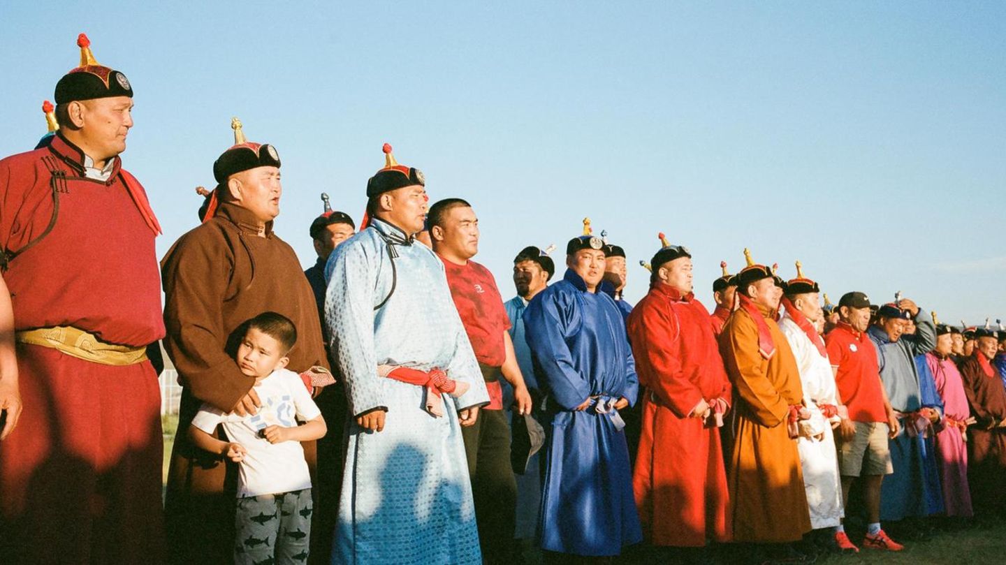 Mongolei: Ringer singen ihre regionalen Hymnen in traditionellen Gewändern