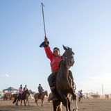 Mongolei: Zuschauer sitzt auf seinem Pferd für bessere Sicht auf das Spektakel