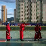 Mogolei: Bogenschützen bei Kampf in der Stadt; hinter ihnen die Hochhäuser