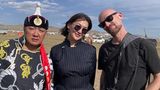 Fotograf Dave Tacon mit einer ehemaligen Miss Mongolia und einem Mongolen im Traditionsgewand