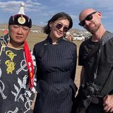 Fotograf Dave Tacon mit einer ehemaligen Miss Mongolia und einem Mongolen im Traditionsgewand