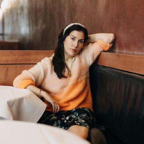 Author Antonia Baum in Portait, sitting