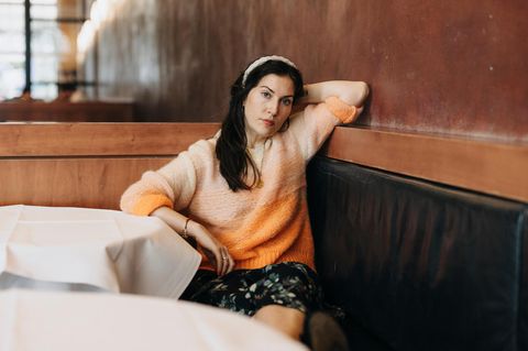 Autorin Antonia Baum im Portait, sitzend