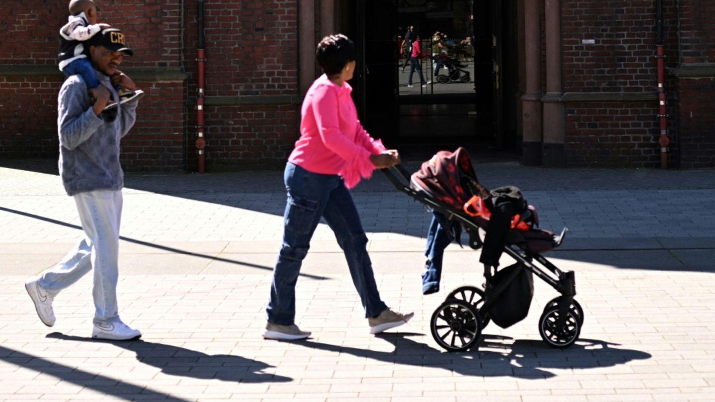 Familie bei einem Sparziergang