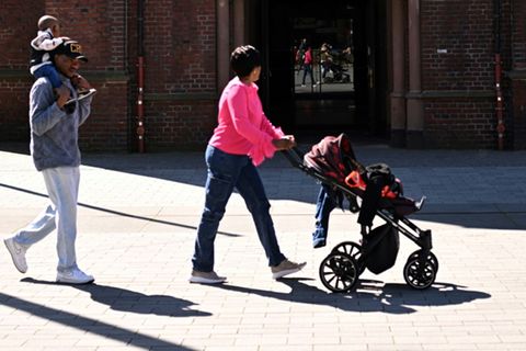 Familie bei einem Sparziergang