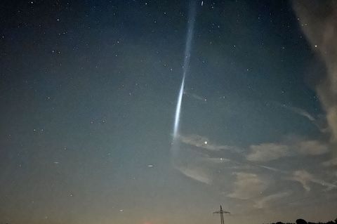 Was ist denn das? - Treibstofftropfen einer Rakete hinterlassen Lichtstreifen (Foto-Handout) Foto: Klein/vifogra/dpa