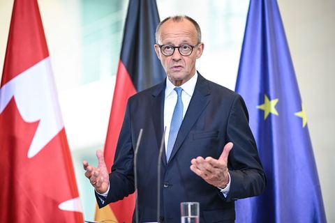Der Kanzler sieht das Veto seines Außenministers gegen das Wehrdienstgesetz als "ein ganz übliches, normales Regierungshandeln".