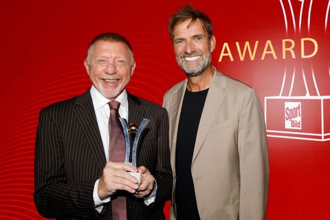 Boris Becker (l), Preisträger in der Kategorie "Legende", und Laudator Jürgen Klopp stehen zusammen. Foto: Georg Wendt/dpa