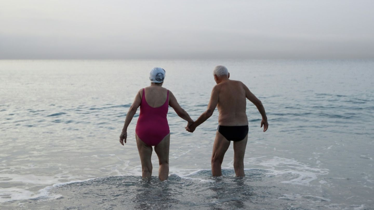 Älteres Paar im Meer