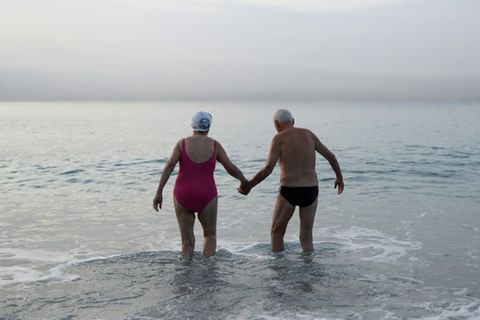 Älteres Paar im Meer