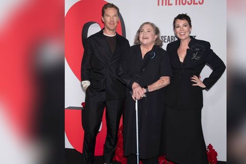 Benedict Cumberbatch und Olivia Colman nahmen Kathleen Turner bei der Premiere des Kinofilms "Die Rosenschlacht" (englisch: "T