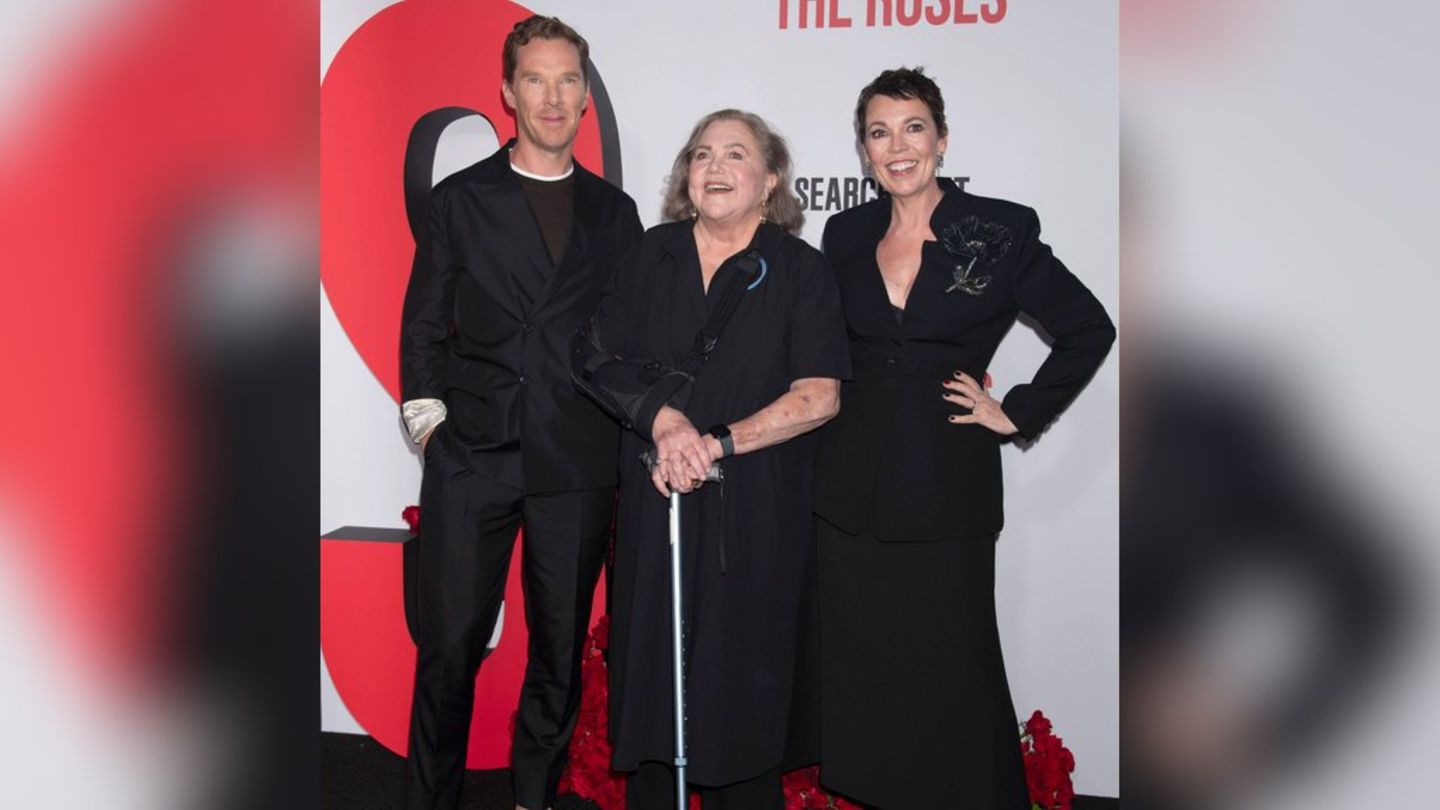 “The Rose War” star Kathleen Turner: with a walking stick on the red carpet