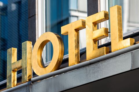 Die Hotelkette Achat geht deutlich kleiner aus ihrer Insolvenz hervor. (Symbolbild) Foto: Daniel Bockwoldt/dpa