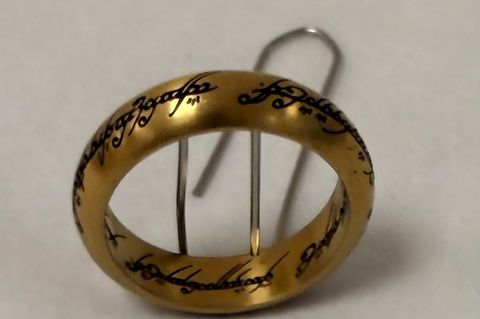 Dieser Ring wartet im Fundbüro Hamburg auf seine Besitzerin beziehungsweise seinen Besitzer. Foto: Richard Emmel/Zentrales Fundb