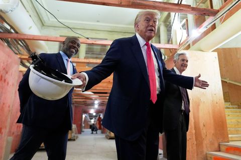 US-Präsident Trump bei einem Besuch der Fed - seit Monaten attackiert er die US-Notenbank. Foto: Julia Demaree Nikhinson/AP/dpa