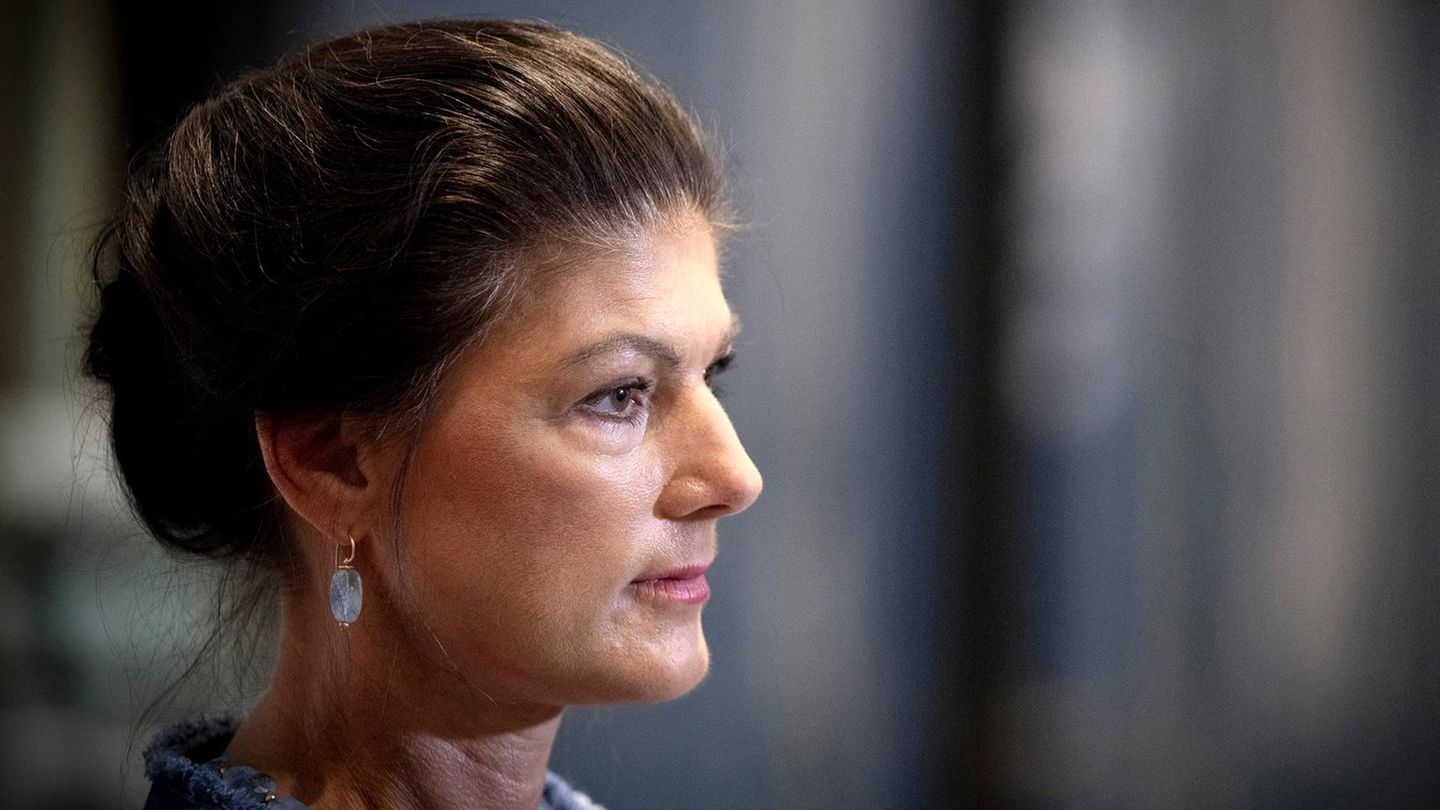 Preliminary stage to compulsory military service: Wagenknecht mobilized against reform