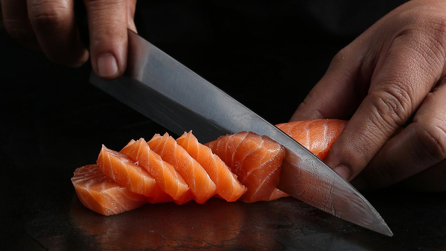 Deals und Angebote: Lachs tranchieren mit einem Kochmesser