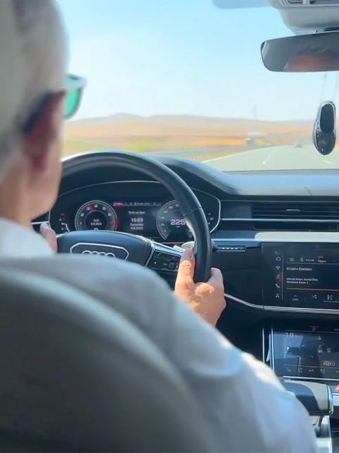Türkischer Verkehrsminister Uraloğlu rast mit 225 km/h über Autobahn
