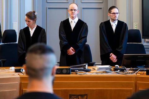 Unter dem Vorsitz von Richter Markus Richter (Mitte) verhandelt das Landgericht Kiel über eine mögliche Hinterziehung von Umsatz