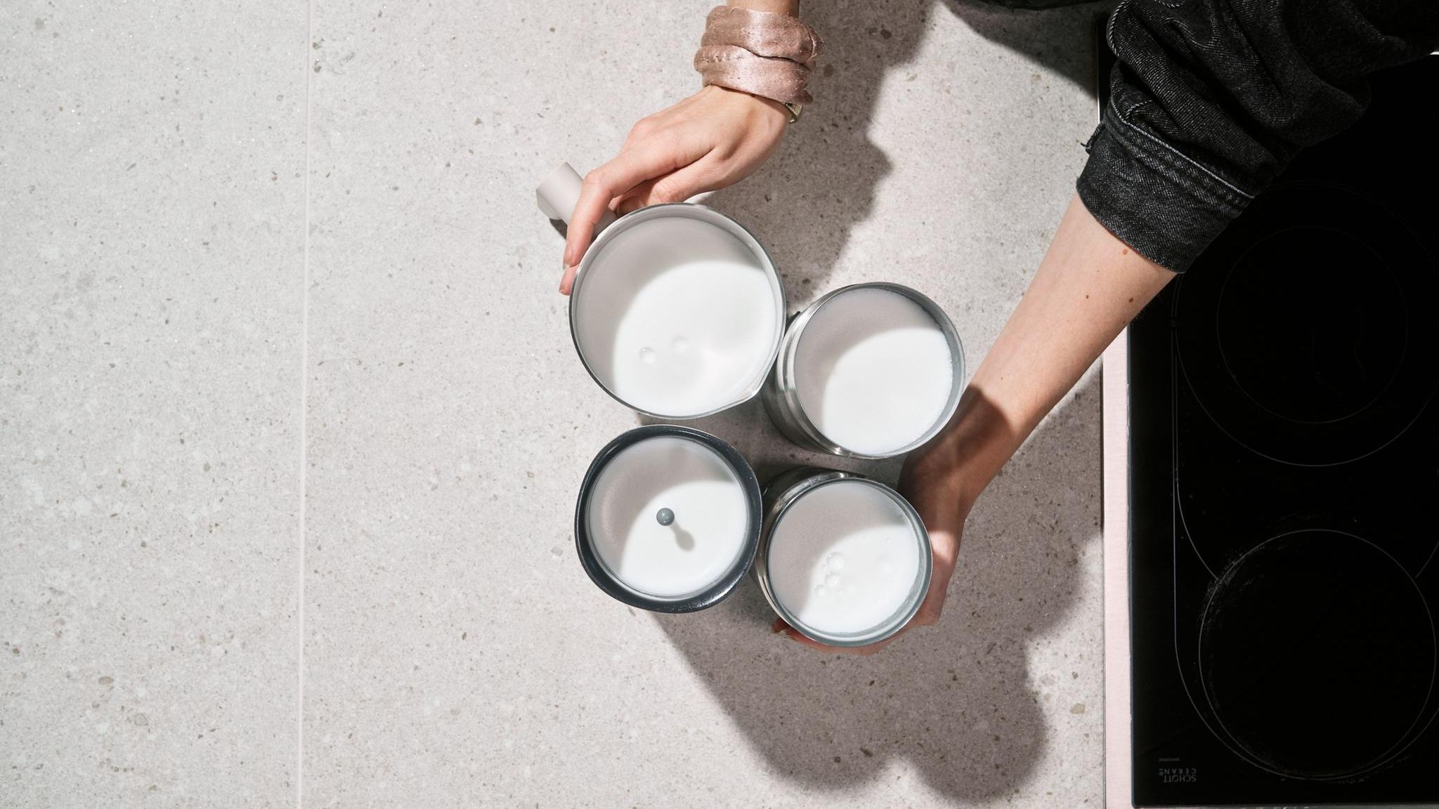 Milchaufschäumer Test: Die vier Modelle mit Milchschaum von oben