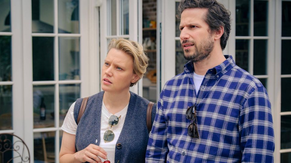 Kate McKinnon und Andy Samberg in einer Filmszene in Die Rosenschlacht
