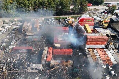 Brandbekämpfung an mehreren Stellen gleichzeitig - der Großbrand im Hamburger Hafen hat rund 320 Einsatzkräfte beschäftigt. Foto
