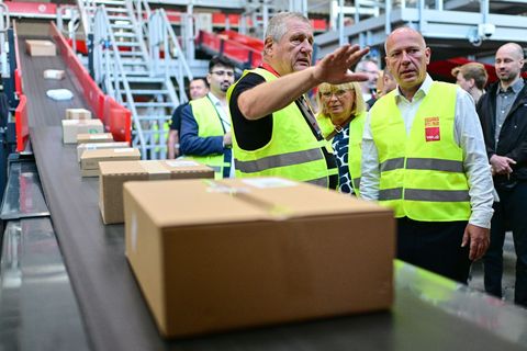 Berlins Regierender Bürgermeister besuchte im Bezirk Spandau ein Postverteilzentrum. Dafür legte er auch selbst Hand an. Foto: S