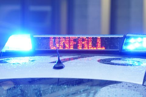 Polizeieinsatz in Hamburg-Lohbrügge nach einem mutmaßlichen Autorennen. (Archivbild) Foto: Marcus Brandt/dpa