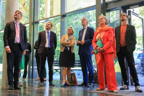 Ministerpräsident Michael Kretschmer (2.v.l.) hält die Idee einer Internationalen Bauausstellung im Leipziger Ideenland für eine