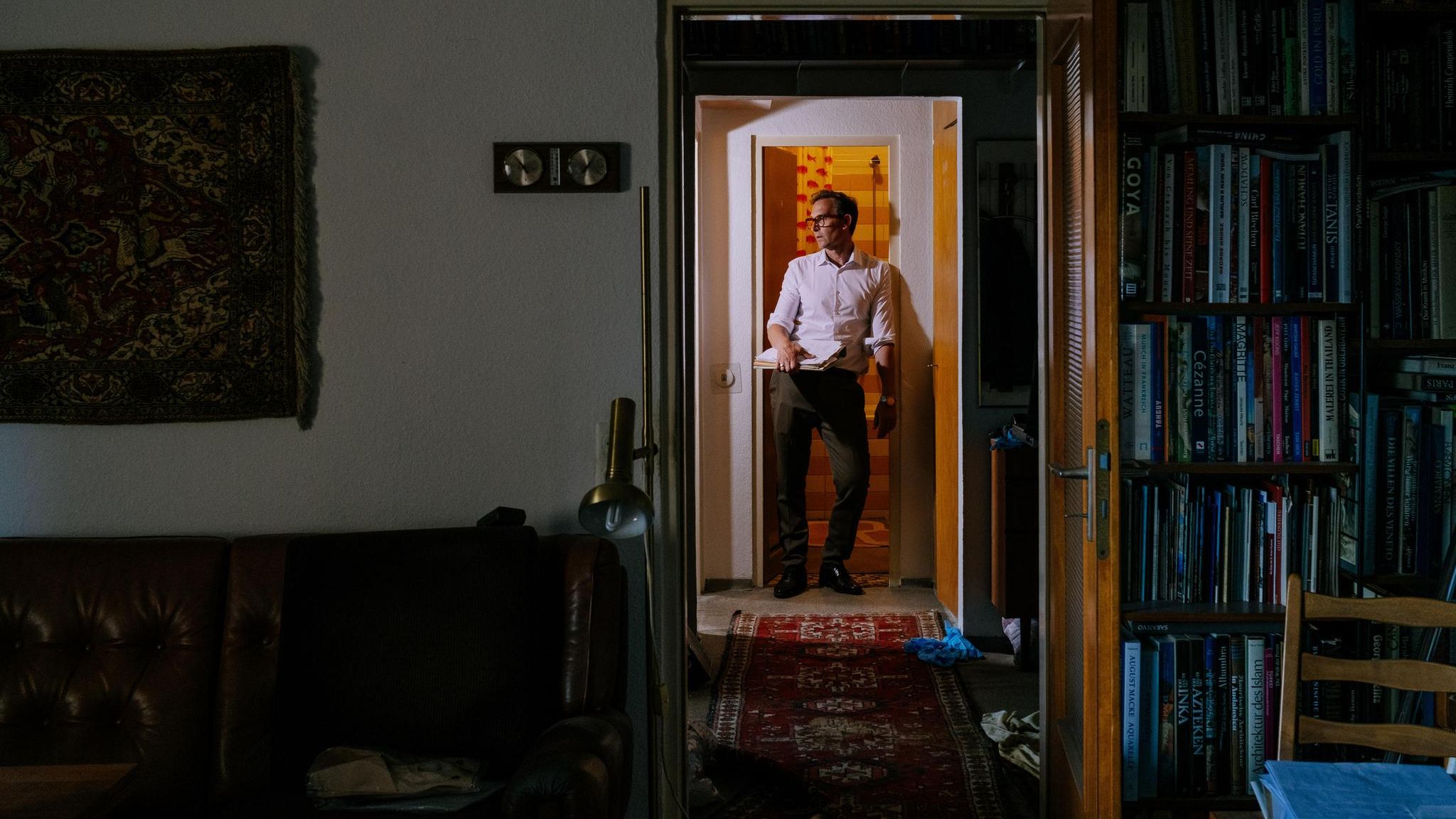Marcel Sonnenberg in einem Türrahmen