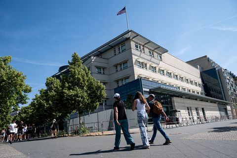 Die US-amerikanische Botschaft in Berlin lobt das mutige Eingreifen des 20 Jahre alten US-Bürgers. Laut Polizei soll er eingesch