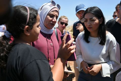 Die Bundesministerin tauschte sich im Westjordanland mit einer Familie aus. Foto: Katharina Kausche/dpa